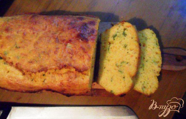Фото приготовление рецепта: Тыквенный хлеб с зелёным луком и сыром шаг №9