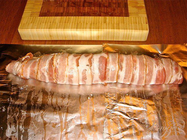 Фото приготовление рецепта: Свиная вырезка в беконе шаг №3