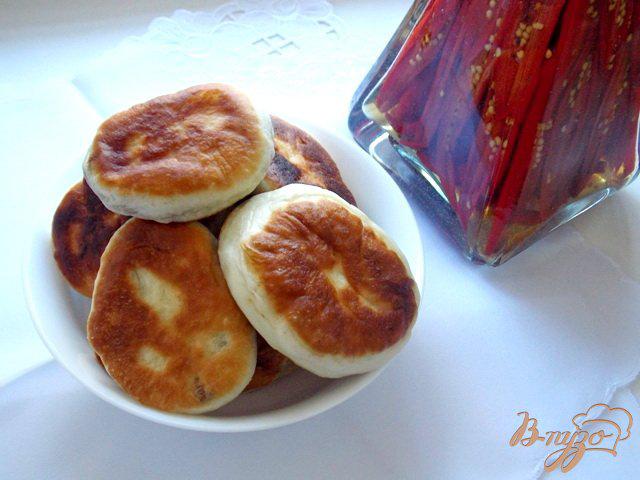 Фото приготовление рецепта: Пирожки с куриной печенью и болгарским перцем шаг №7