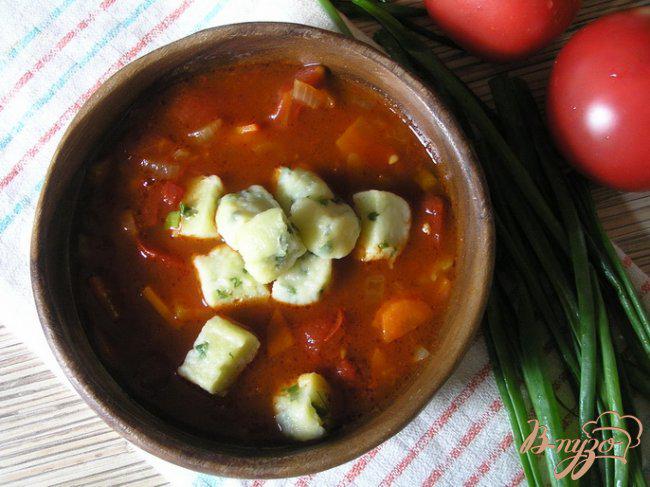 Фото приготовление рецепта: Томатный суп с творожными клецками шаг №6