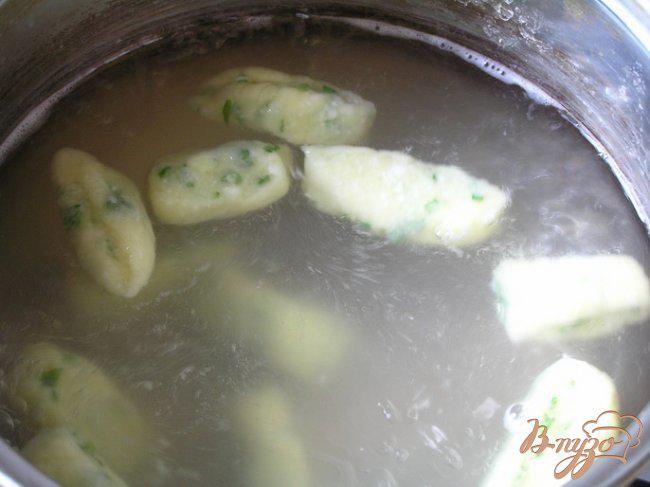 Фото приготовление рецепта: Томатный суп с творожными клецками шаг №5