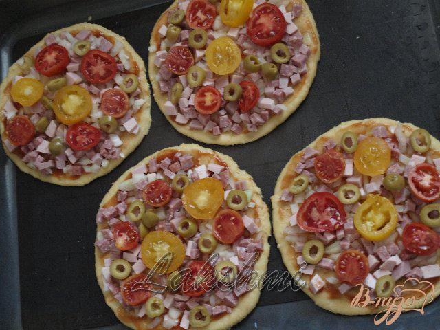 Фото приготовление рецепта: Творожные мини-пиццы шаг №4
