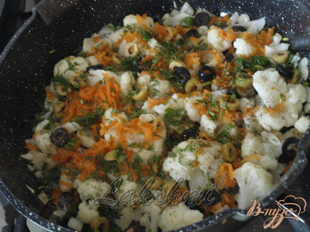 Фото приготовление рецепта: Омлет  с цветной капустой по-средиземноморски шаг №3