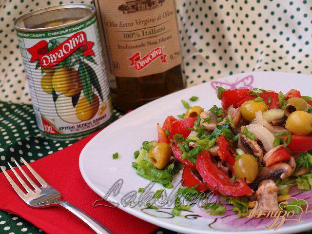 Фото приготовление рецепта: Салат из помидоров и свежих шампиньонов шаг №5