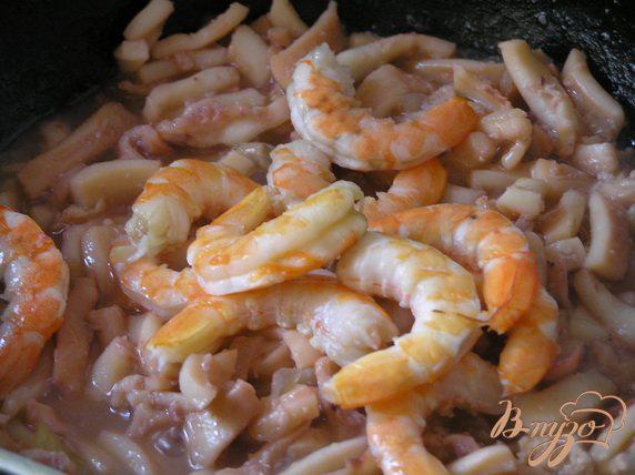 Фото приготовление рецепта: Паэлья из риса и перловки с морепродуктами шаг №3