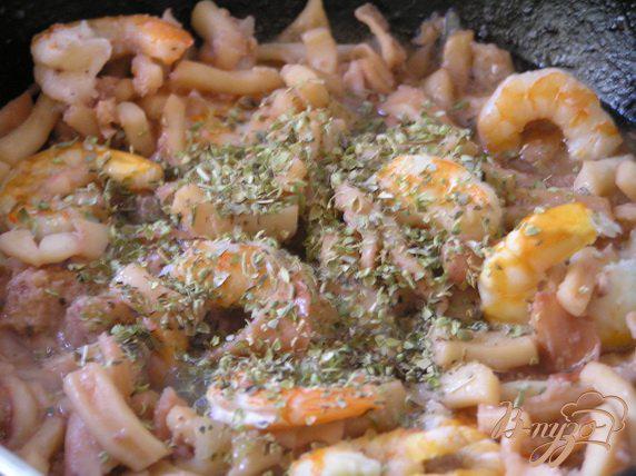 Фото приготовление рецепта: Паэлья из риса и перловки с морепродуктами шаг №4