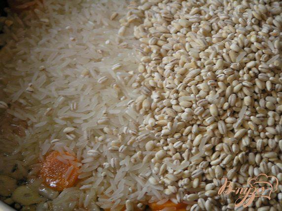 Фото приготовление рецепта: Паэлья из риса и перловки с морепродуктами шаг №5