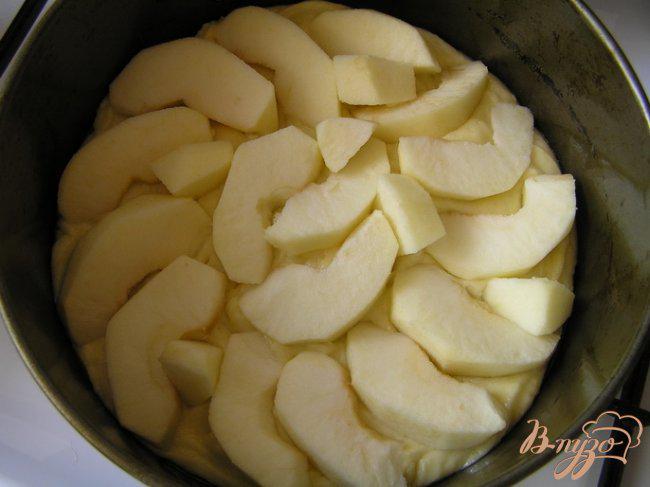 Фото приготовление рецепта: Воздушный пирог с яблоками шаг №5