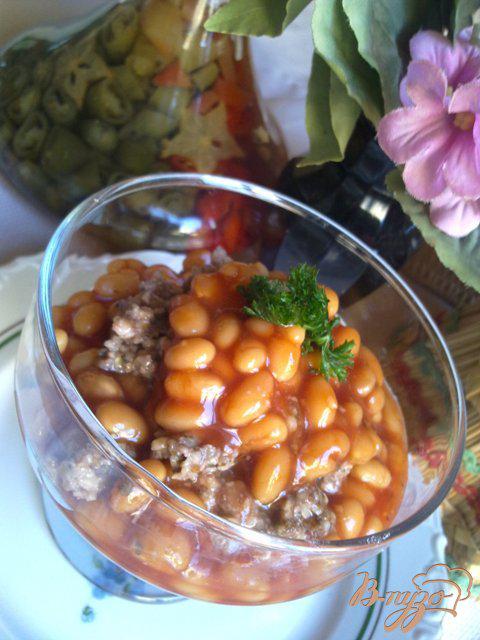 Фото приготовление рецепта: Салат с фасолью в томатном соусе шаг №8