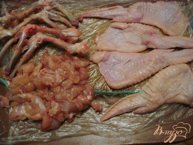 Фото приготовление рецепта: Куриные крылышки фаршированные грибами шаг №3