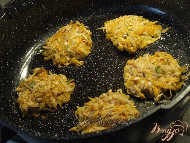 Фото приготовление рецепта: Тыквенно-картофельные драники с грибами шаг №3