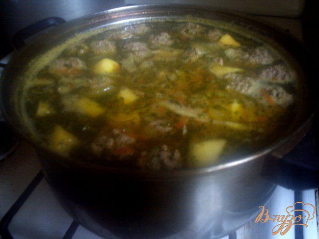 Фото приготовление рецепта: Крестьянский суп с фрикадельками шаг №7
