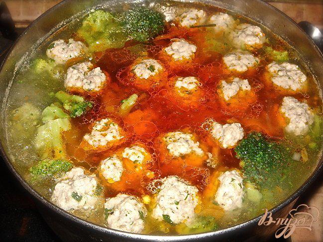 Фото приготовление рецепта: Суп с фрикадельками и брокколи шаг №6