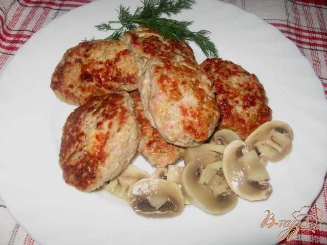Фото приготовление рецепта: Котлеты с брокколи, сыром и кусочками филе шаг №6