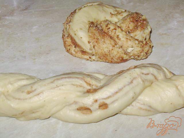 Фото приготовление рецепта: Булки с орехами и корицей шаг №5