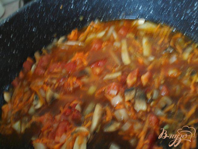 Фото приготовление рецепта: Фаршированный перец с подливой из грибов шаг №2