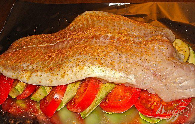 Фото приготовление рецепта: Рыба с овощами шаг №3