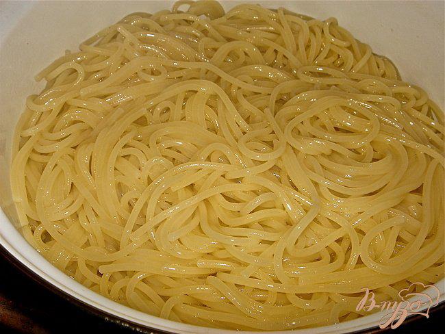 Фото приготовление рецепта: Спагетти с индейкой и грибами шаг №5