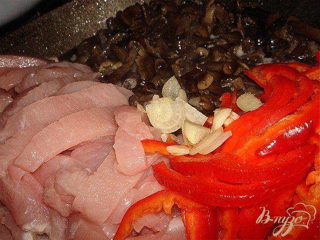 Фото приготовление рецепта: Спагетти с индейкой и грибами шаг №2
