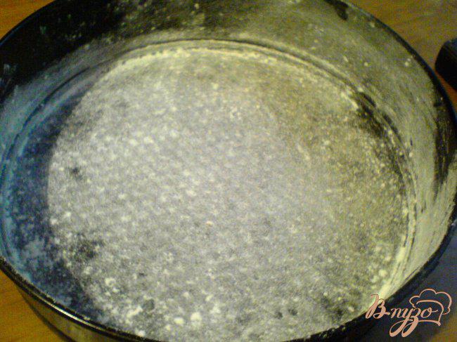 Фото приготовление рецепта: Сливовый пирог с глазурью шаг №2