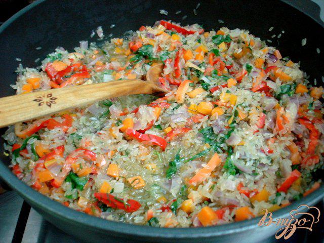 Фото приготовление рецепта: Рис с овощами шаг №4