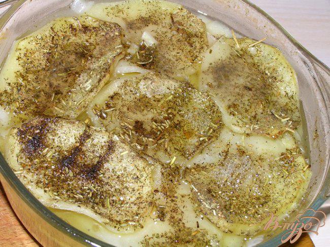 Фото приготовление рецепта: Картофельный гратен с прованскими травами шаг №7