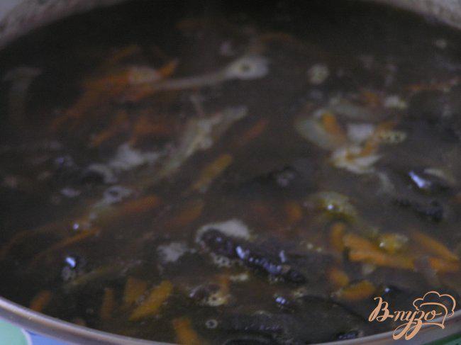 Фото приготовление рецепта: Грибной суп с перловой крупой шаг №6