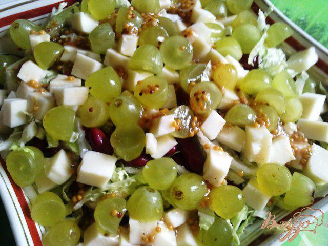 Фото приготовление рецепта: Салат из красной фасоли и винограда шаг №8