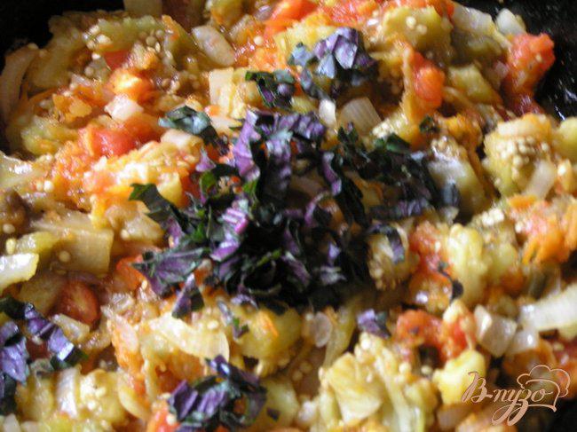 Фото приготовление рецепта: Фаршированные овощные баклажаны с базиликом шаг №6