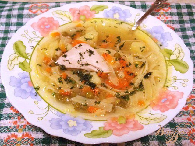Фото приготовление рецепта: Куриный суп с лапшой и зеленым горошком шаг №5