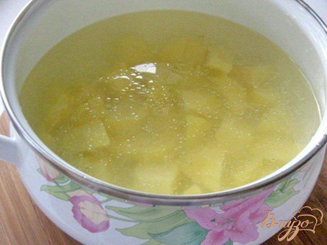 Фото приготовление рецепта: Куриный суп с лапшой и зеленым горошком шаг №3