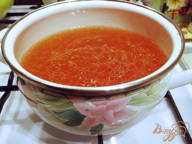 Фото приготовление рецепта: Томатный суп с курицей и вермишелью по-турецки шаг №4