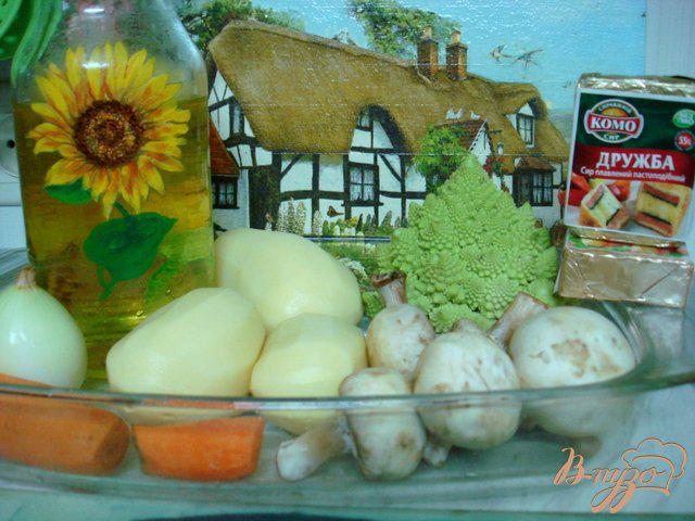 Фото приготовление рецепта: Суп с сырками, шампиньонами и капустой романеско шаг №1