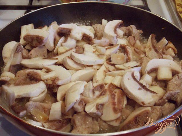 Фото приготовление рецепта: Свинина с грибами в сметане шаг №4