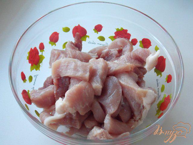 Фото приготовление рецепта: Свинина с грибами в сметане шаг №1