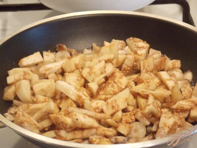 Фото приготовление рецепта: Баклажаны фаршированные курицей и грибами шаг №3