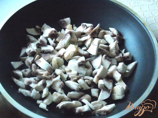 Фото приготовление рецепта: Баклажаны фаршированные курицей и грибами шаг №2