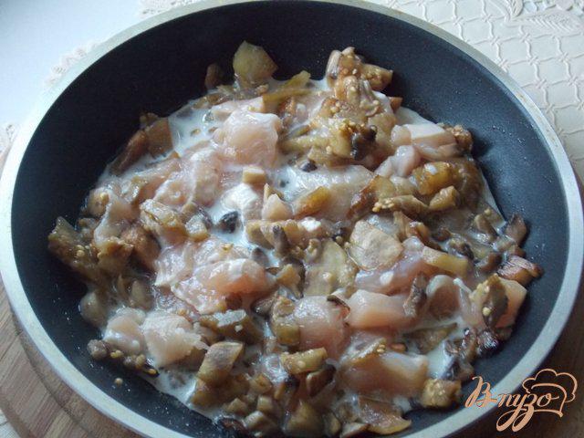 Фото приготовление рецепта: Баклажаны фаршированные курицей и грибами шаг №5