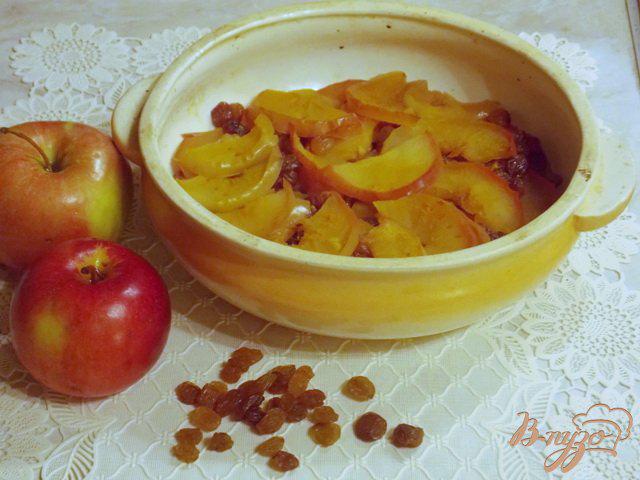 Фото приготовление рецепта: Яблоки запеченные дольками с медом и изюмом шаг №4