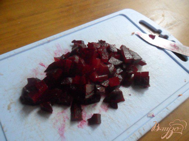 Фото приготовление рецепта: Винегрет с виноградом и орехами шаг №8