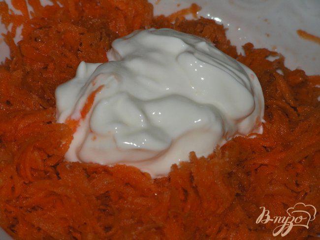 Фото приготовление рецепта: Морковный салат со сметаной шаг №3