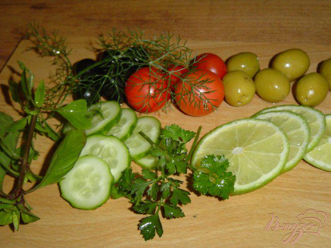 Фото приготовление рецепта: Овощной салат в желе с оливками и маслинами шаг №1