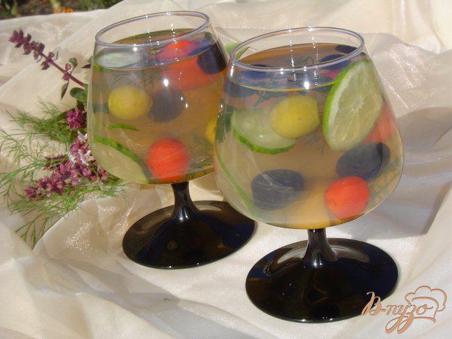 Фото приготовление рецепта: Овощной салат в желе с оливками и маслинами шаг №5