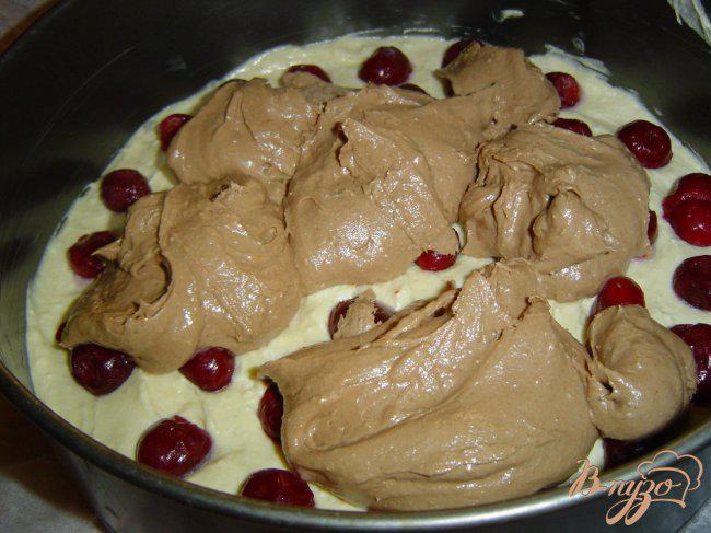 Фото приготовление рецепта: Пирог с вишней «День-ночь» шаг №5