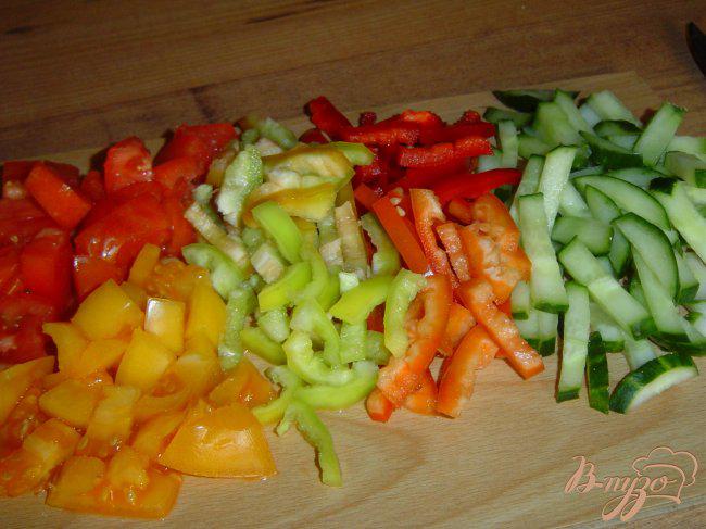 Фото приготовление рецепта: Салат овощной с шариками из феты шаг №1