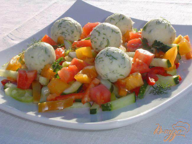 Фото приготовление рецепта: Салат овощной с шариками из феты шаг №5
