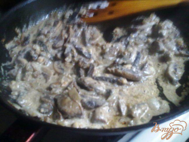 Фото приготовление рецепта: Спагетти с грибами и орехами шаг №5