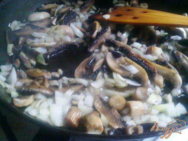 Фото приготовление рецепта: Спагетти с грибами и орехами шаг №4