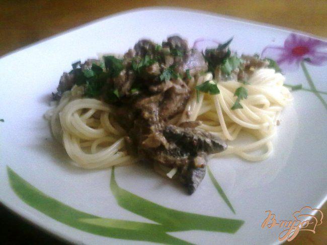 Фото приготовление рецепта: Спагетти с грибами и орехами шаг №6