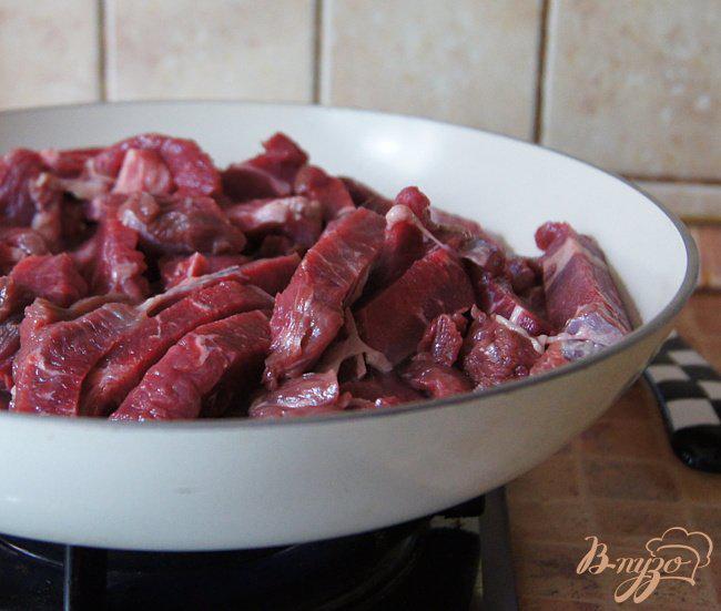Фото приготовление рецепта: Запеченное мясо с овощами и грибами шаг №2